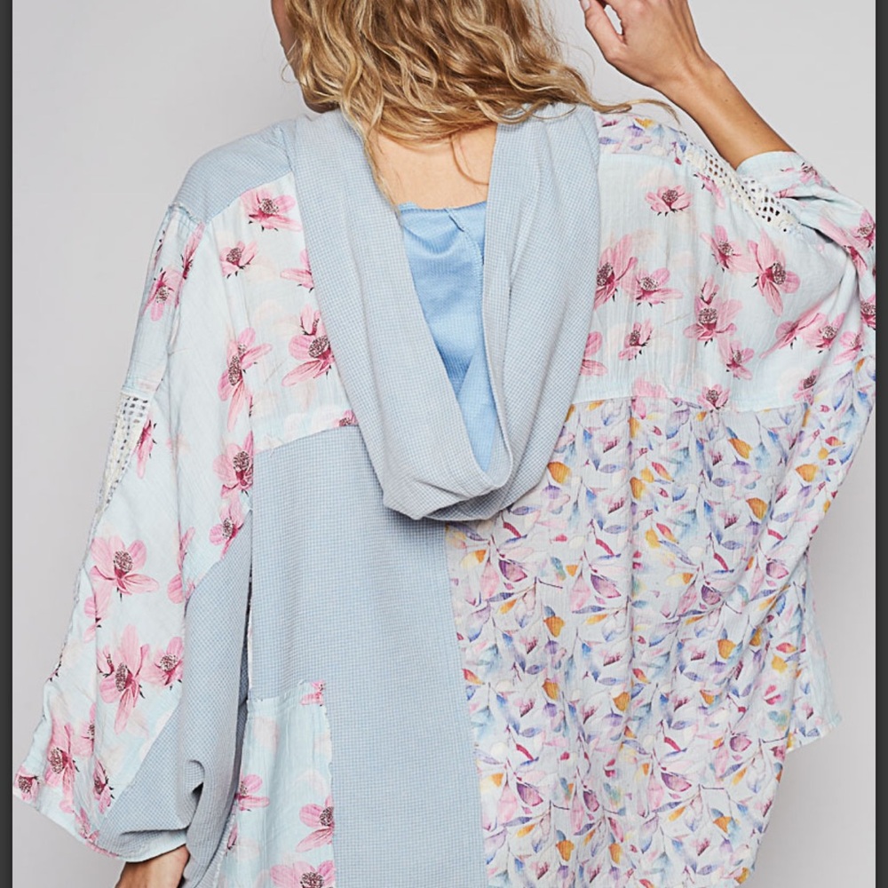 P2638–(🚨CLOSEOUT PRICE FIRM) POL Bohemian Floral Patchwork Hooded Top - Picture 3 of 3